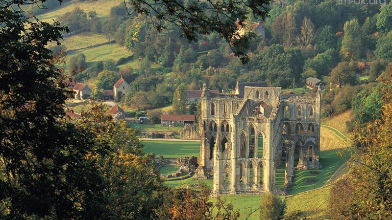 Rievaulx Abbey ซากอารามกลางหุบเขา แห่งความเงียบงาม