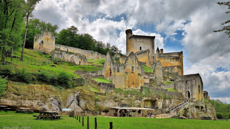 Château de Commarque ปราสาทซ่อนตัวอยู่ในป่า แห่งแคว้นดูร์โดญ
