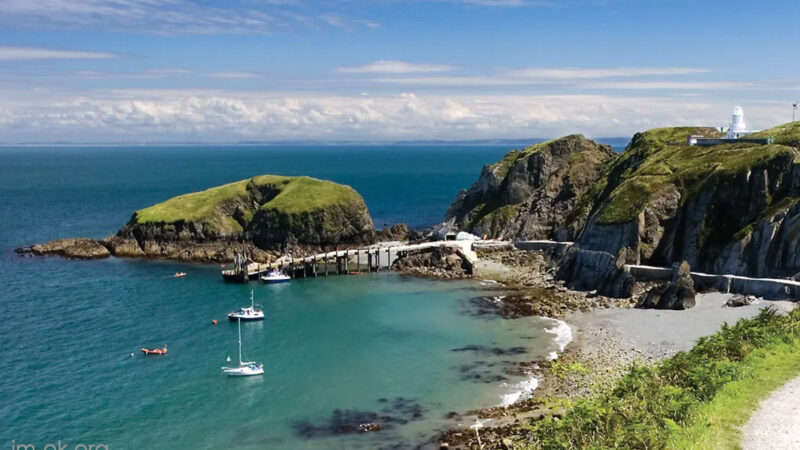 Lundy Island เป็นเกาะเล็ก ๆ ที่ตั้งอยู่กลางทะเลบริตตานี