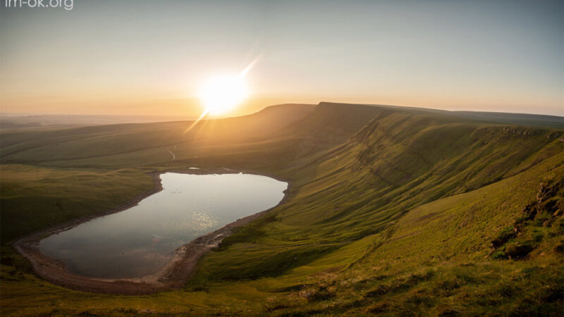 Llyn y Fan Fach ทะเลสาบกลางภูเขา ที่โอบล้อมด้วยตำนานแห่งเวลส์