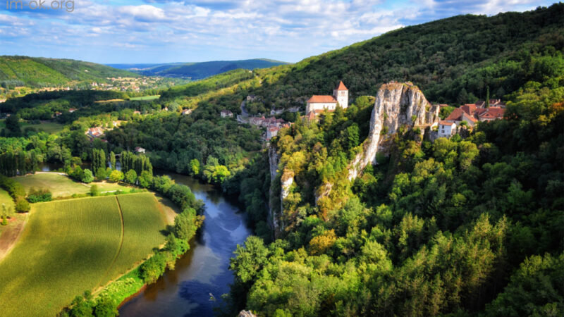 Saint-Cirq-Lapopie หมู่บ้านบนหน้าผา ที่มองเห็นแม่น้ำ Lot
