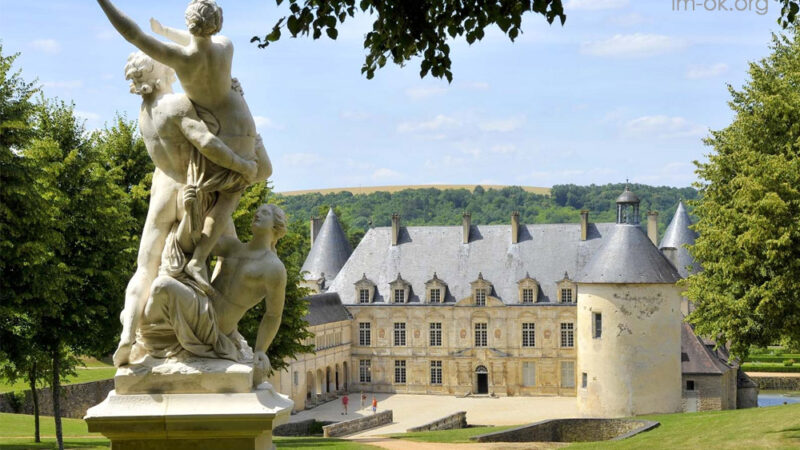 Château de Bussy-Rabutin ปราสาทกลางหุบเขา