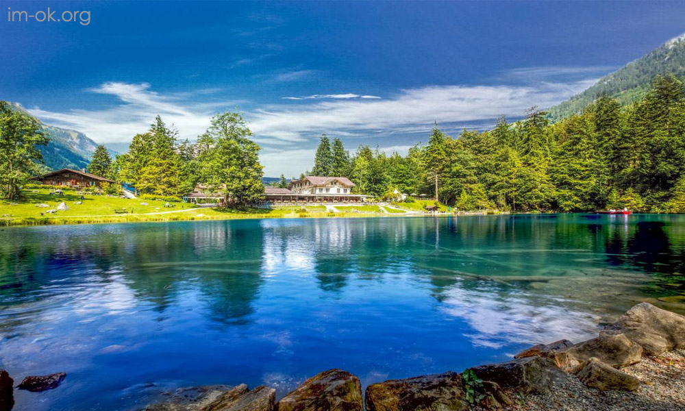 Blausee ทะเลสาบสีฟ้าใส ในหุบเขาสวิส